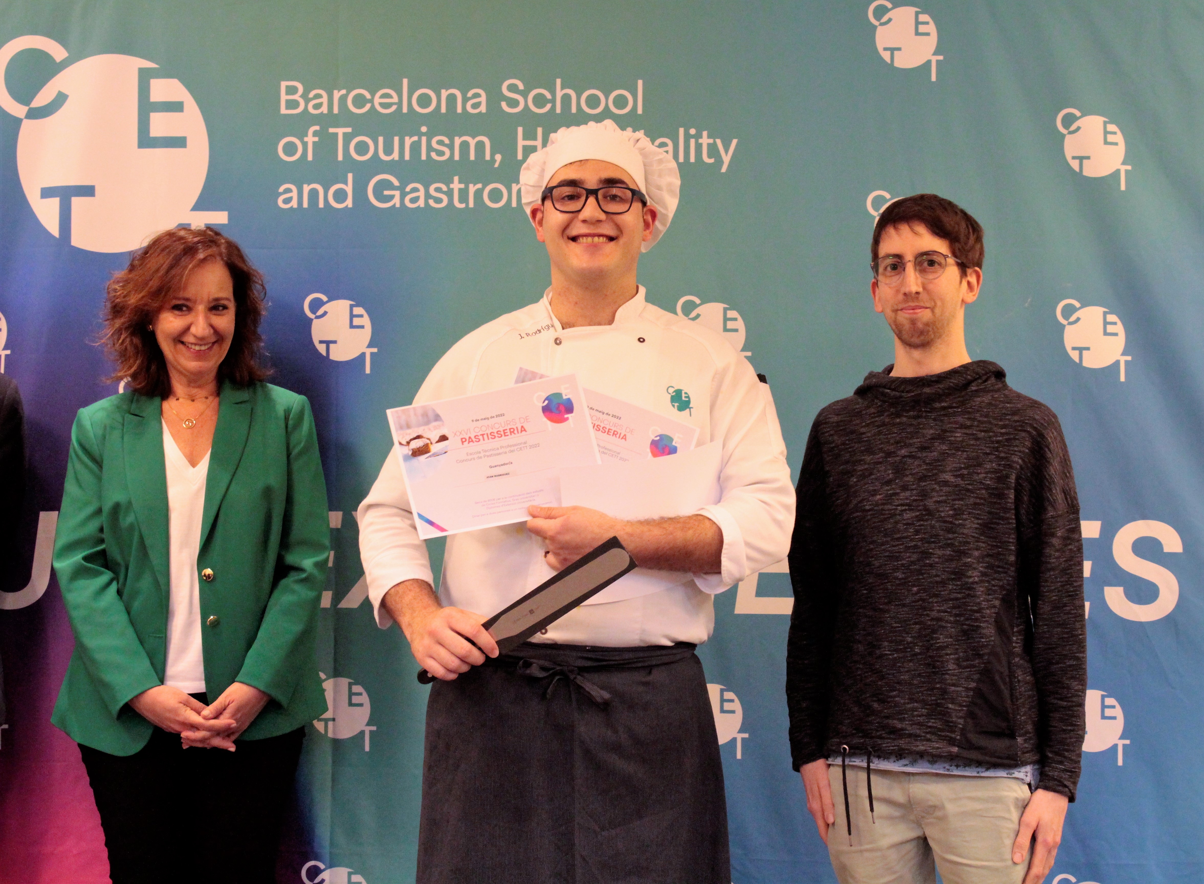 Joan Rodríguez recible el premio de Maurici Cot y Nan Farreres